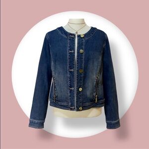 CHICO'S COLLARLESS DENIM JACKET WITH GOLD-TONE BUTTONS AND ZIPPER DETAILS SIZE 0
